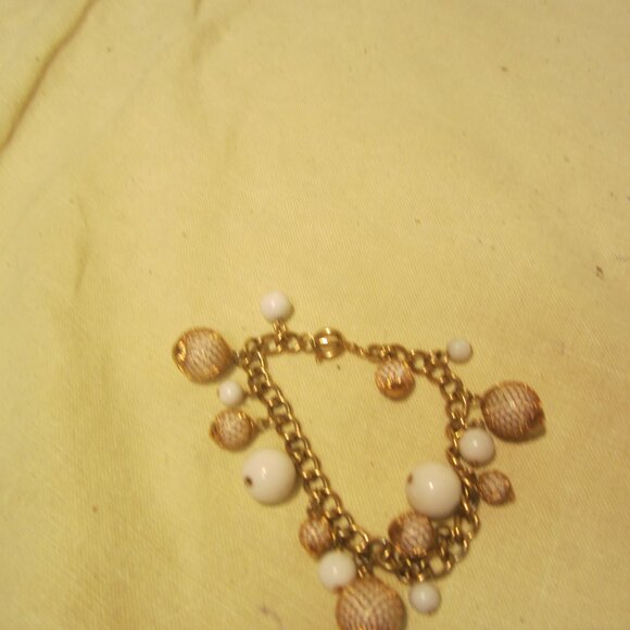 VTG TRIFARI GOLD TONE LINK BRACELET W/WHITE BALLS SOME IN MESH - Picture 2 of 4